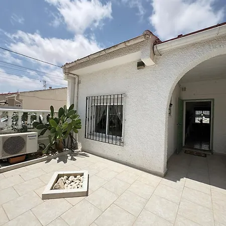 Cozy Retreat In A Quiet Area Torrevieja